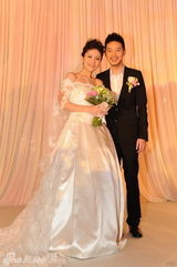 组图：沙溢胡可新婚拍全家福 新人甜蜜拥抱