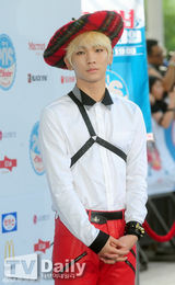 组图：神话李孝利等亮相20代选择颁奖礼蓝地毯