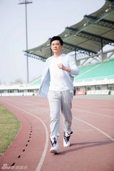 组图：王斑户外装扮健康动感尽显男人魅力
