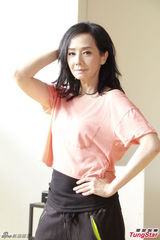 毛舜筠胡定欣拍摄广告秀身材