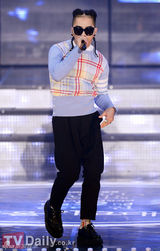 组图：首尔歌谣大赏 朴春甩掉鞋水晶露腹肌