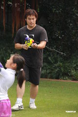 组图：钟镇涛女儿钟懿庆8岁生日 向父母逼婚明年机会最大