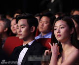 组图：百想全智贤金秀贤拿奖开怀 陶子下蹲颁奖