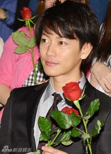 组图：佐藤健渡部笃郎父子刑警现身引粉丝尖叫