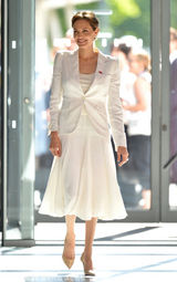 组图：朱莉白裙赴终结性暴力峰会 致辞捍卫女权