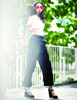 组图：童瑶夏日清新街拍 长发飞舞俏皮帅气