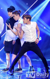 组图：B1A4凭新曲夺冠 T-ara孝敏透视裙秀性感