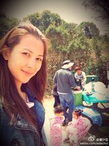 组图：蔡少芬带二女露营 小汤圆坐姿霸气赛娘娘