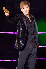 组图：金贤重上海开唱热舞 狂野掀衣秀腹肌