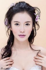 组图：李艾瑾写真仪态万千 大秀魅力时尚