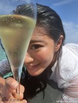 组图：长腿与比基尼！安以轩和闺蜜海边秀性感