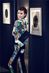 组图：于越复古造型清新甜美 挑战英伦中性风