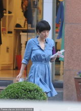 组图：马伊琍蓝色连衣裙似少女 跟风韩流买饮料