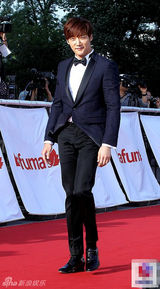 组图：崔振赫低调亮相红毯 男神驾到引粉丝欢呼