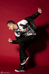 组图：黄觉皮衣秀时尚 搞怪大片卖萌无限