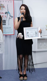 组图：歌手程琳助阵艺术工作室开幕