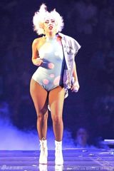 组图：Gaga演唱会现场豪放换装 爆乳网袜夺人眼