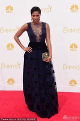 组图：艾美奖红毯 名嘴Alicia Quarles黑裙现身