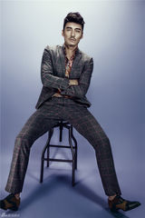 组图：胡兵曝素描感写真 优美轮廓形似复古雕像