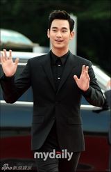 组图：胡歌亮相韩国颁奖礼 大胡子梳背头难认出