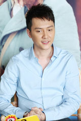 组图：汤唯白裙优雅文艺 与冯绍峰娇羞合影