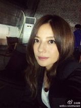 组图：赵薇晒工作照妩媚迷人 网友称撞脸高圆圆