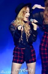 组图：少女时代分队女团TTS三女劈腿自摸大秀性感舞姿