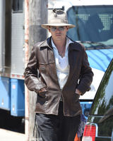 组图：约翰尼德普探班未婚妻当众激吻