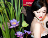 组图：景甜珠宝加身亮相 高贵俏丽光彩夺目