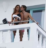 组图：英国女星Ferne McCann与偷腥男友秀恩爱 阳台裸身激吻