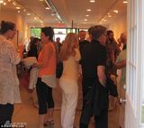 组图：威廉姆斯自杀前两天照片曝光 高兴看画展