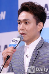 组图：BTOB星材A pink初珑牵手出席发布会