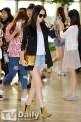 组图：韩团Kara赴日宣传 四成员齐露腿