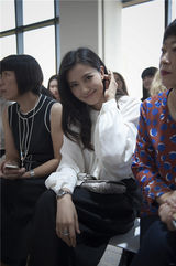 组图：高圆圆白衣黑裤清爽 演绎简约之美