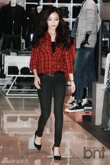 组图：KARA具荷拉秀纤细小腿 甜笑捂嘴