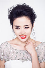 组图：颜丹晨复古造型清新红唇演绎氧气女神