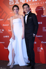 组图：台影奖郭采洁花裙俏皮 许玮宁深V性感