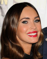 组图：女神归来！梅根-福克斯魅惑动人秀美背