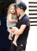 组图：辣妹全家出动健身 小七躲哥怀中安静乖巧