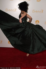 组图：萨拉-丝沃曼获得艾美奖综艺类最佳编剧