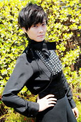 组图：李宇春戛纳拍写真 黑衣酷帅钻饰高贵