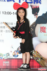 组图：乔乔cospaly化身小魔女 萌样超卡哇伊