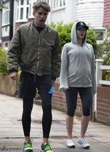 组图：斯嘉丽挺孕肚出街 与未婚夫开心嬉闹