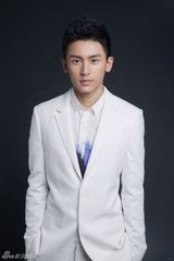 组图：张哲瀚新写真曝光 黑白西服诠释多面