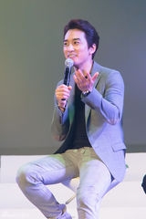 独家：宋承宪上海见面会 为粉丝冲咖啡