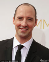 组图：《纸牌屋》托尼-海尔黑西装帅气亮相