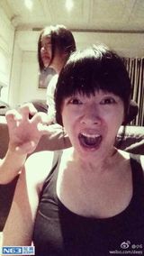 组图：小S素颜自拍 女儿扮鬼脸搞怪不输妈妈