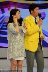 组图：李湘着宽松装孕味十足 获搀扶突小腹　