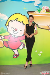 组图：杨怡不和准公公过父亲节 送礼物陪妈妈