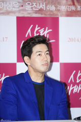 独家：韩星尹珍睿镂空白裙出席试映显优雅